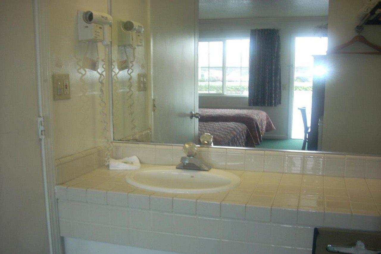 Economy Inn Monterey Сисайд Экстерьер фото