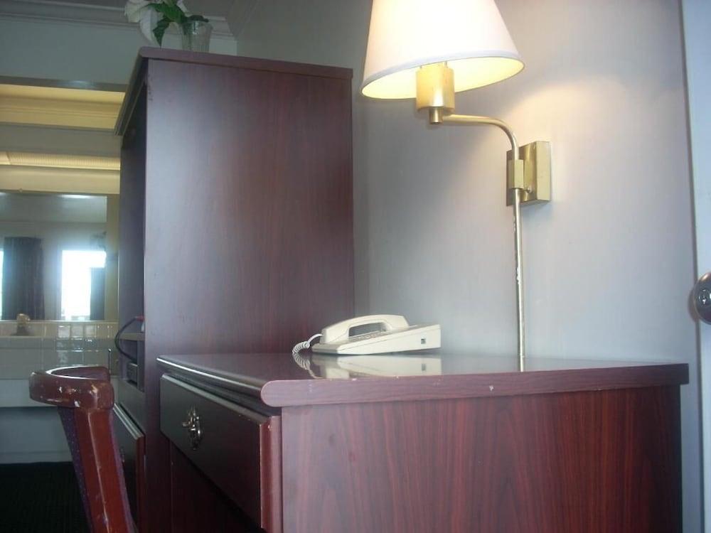 Economy Inn Monterey Сисайд Экстерьер фото