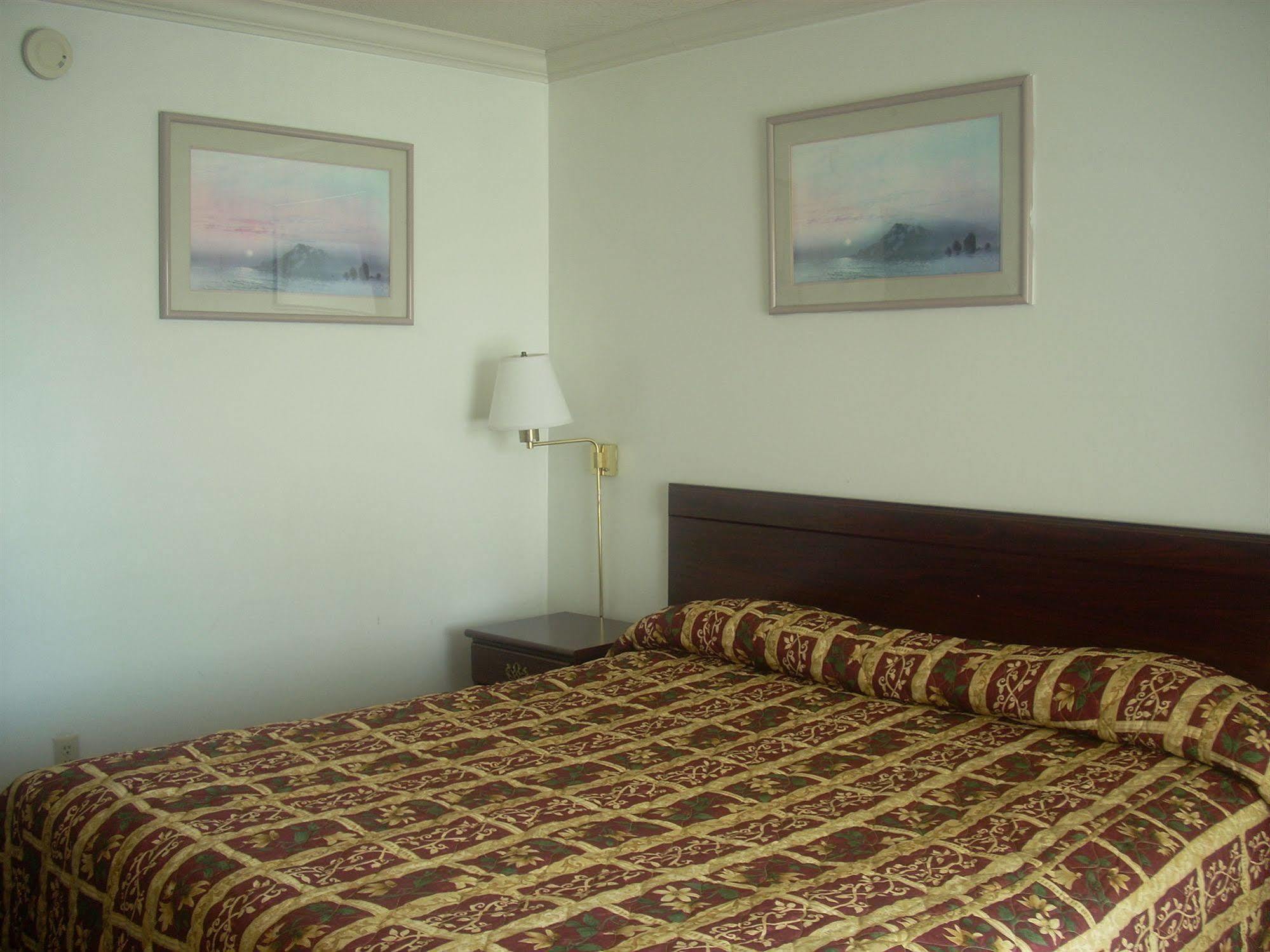 Economy Inn Monterey Сисайд Экстерьер фото